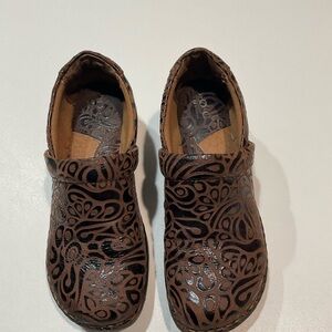 🌺BOC Born Concept Brown Leather Women’s Clogs, Size 7.5